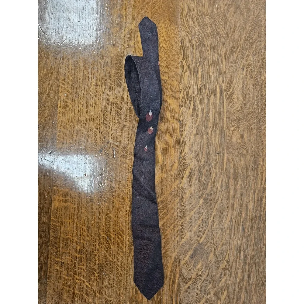 vintage Skinny Tie Mens One Size Black Red Fleur De Lis Acetate Rayon RN‎ 18900